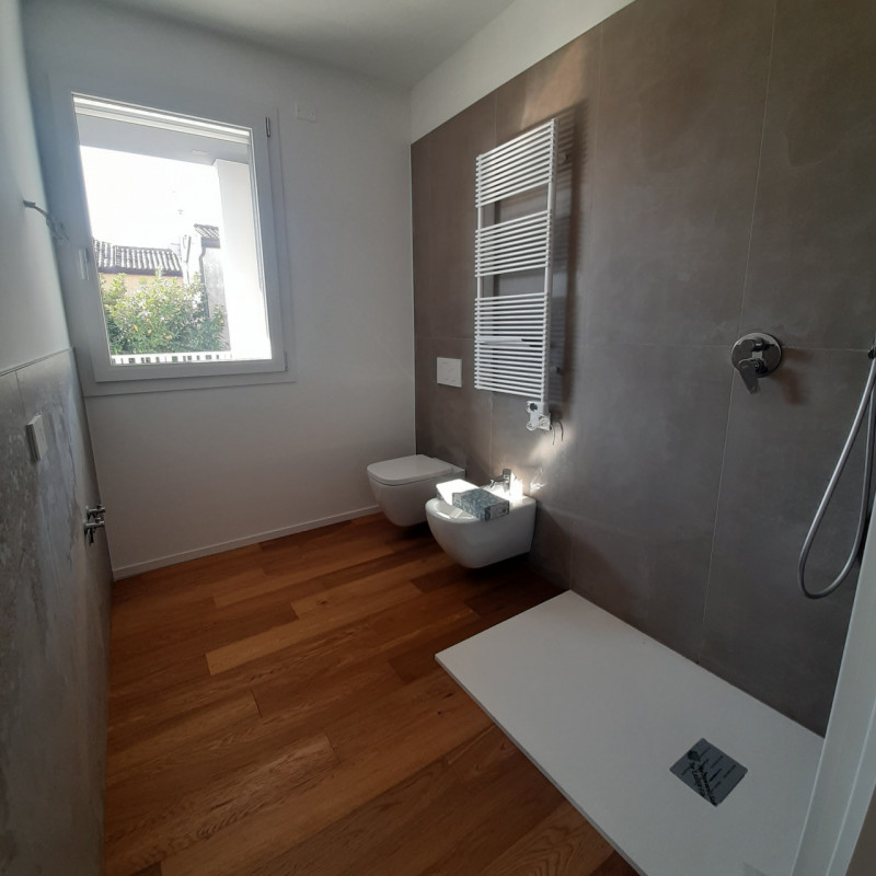 Nell'esclusivo quartiere di Madonna Pellegrina proponiamo uno splendido appartamento di nuova gen...