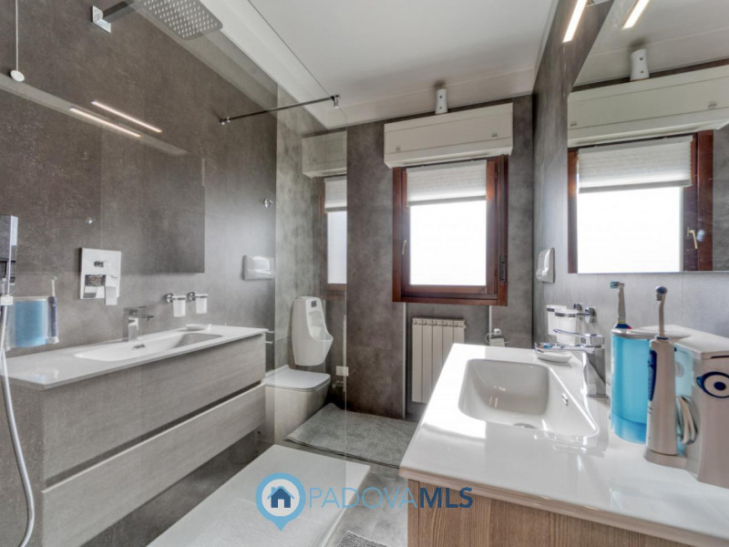 Immobile in esclusiva al Gruppo Padova MLS
NOVENTA PADOVANA Zona Noventana. Proponiamo in vendita...