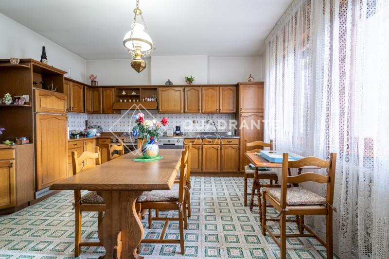 Nel comune di Pernumia, proponiamo in vendita esclusiva una villa unica. L’immobile si distingue ...