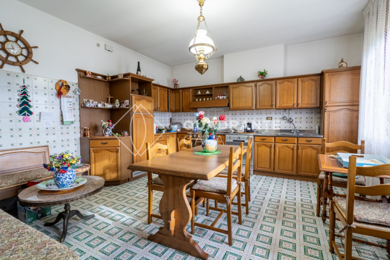 Nel comune di Pernumia, proponiamo in vendita esclusiva una villa unica. L’immobile si distingue ...