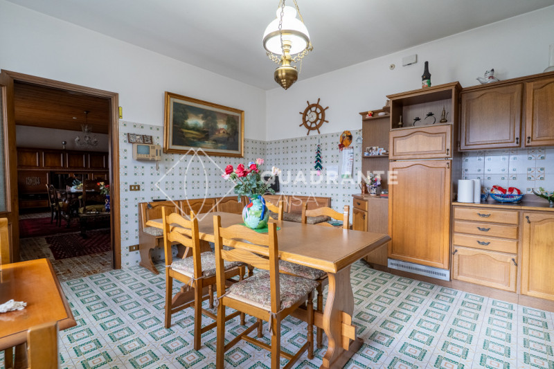 Nel comune di Pernumia, proponiamo in vendita esclusiva una villa unica. L’immobile si distingue ...