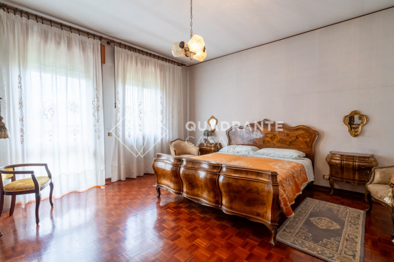 Nel comune di Pernumia, proponiamo in vendita esclusiva una villa unica. L’immobile si distingue ...