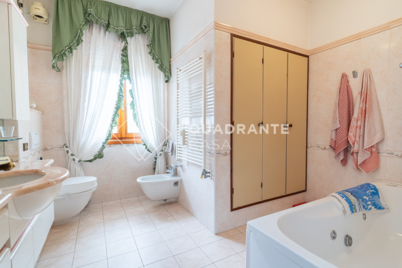 Nel comune di Pernumia, proponiamo in vendita esclusiva una villa unica. L’immobile si distingue ...