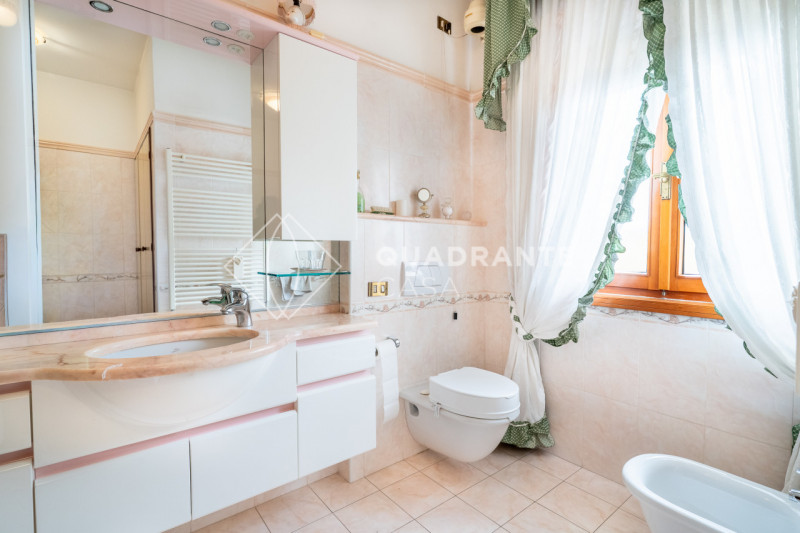 Nel comune di Pernumia, proponiamo in vendita esclusiva una villa unica. L’immobile si distingue ...