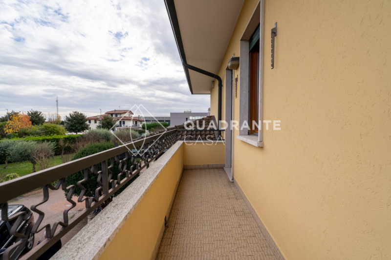 Nel comune di Pernumia, proponiamo in vendita esclusiva una villa unica. L’immobile si distingue ...