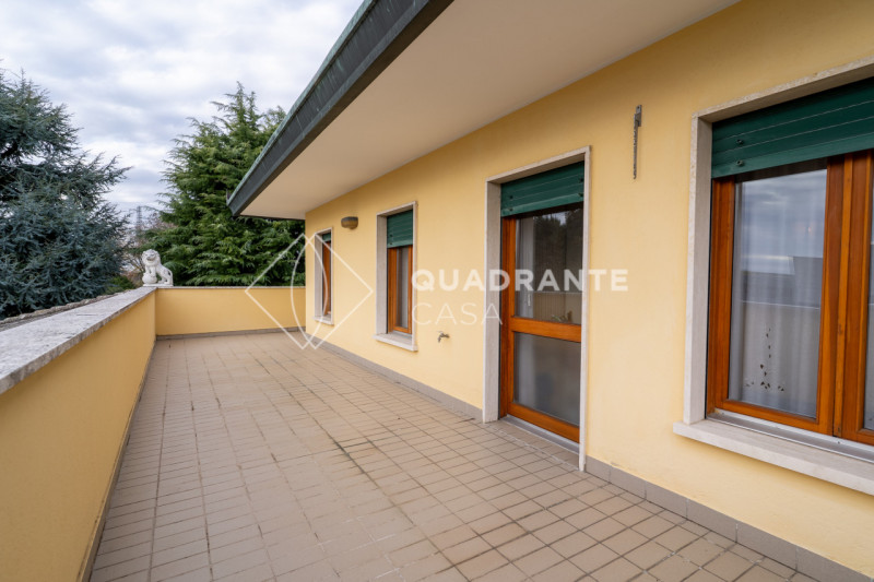 Nel comune di Pernumia, proponiamo in vendita esclusiva una villa unica. L’immobile si distingue ...