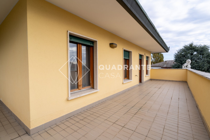 Nel comune di Pernumia, proponiamo in vendita esclusiva una villa unica. L’immobile si distingue ...