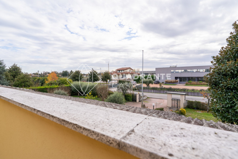 Nel comune di Pernumia, proponiamo in vendita esclusiva una villa unica. L’immobile si distingue ...