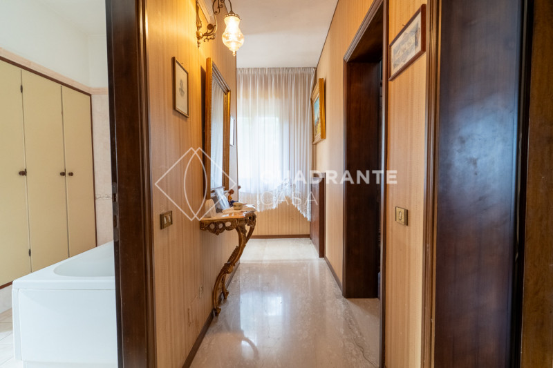 Nel comune di Pernumia, proponiamo in vendita esclusiva una villa unica. L’immobile si distingue ...