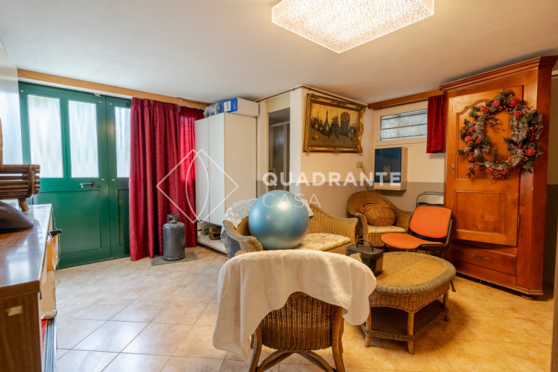 Nel comune di Pernumia, proponiamo in vendita esclusiva una villa unica. L’immobile si distingue ...