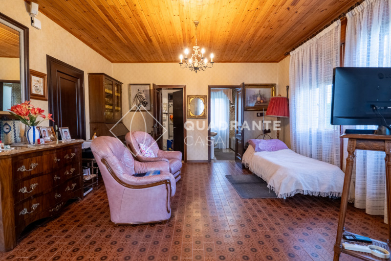 Nel comune di Pernumia, proponiamo in vendita esclusiva una villa unica. L’immobile si distingue ...