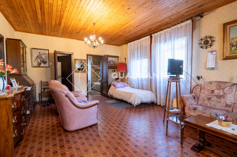 Nel comune di Pernumia, proponiamo in vendita esclusiva una villa unica. L’immobile si distingue ...