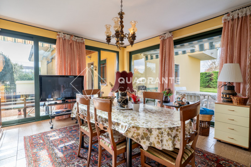 Nel comune di Pernumia, proponiamo in vendita esclusiva una villa unica. L’immobile si distingue ...