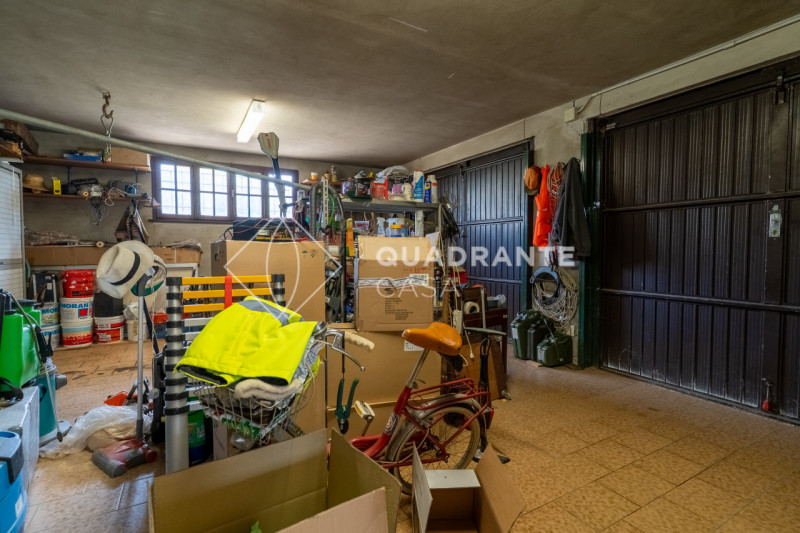 Nel comune di Pernumia, proponiamo in vendita esclusiva una villa unica. L’immobile si distingue ...