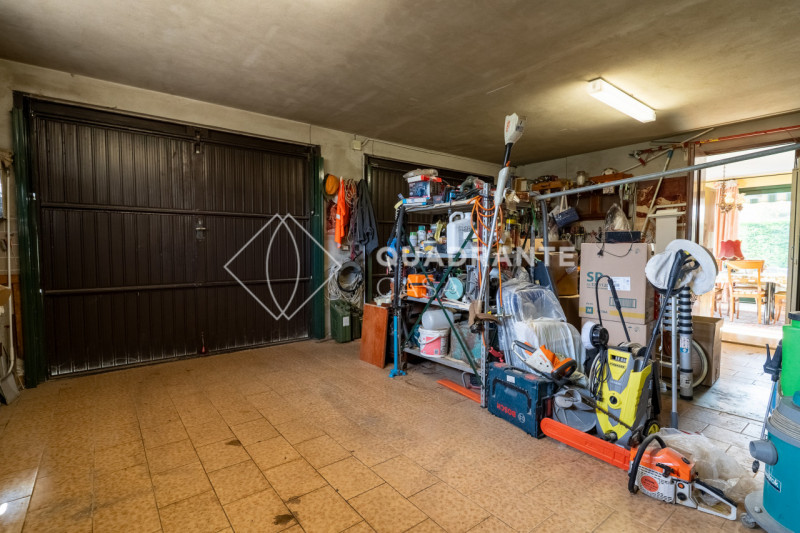 Nel comune di Pernumia, proponiamo in vendita esclusiva una villa unica. L’immobile si distingue ...