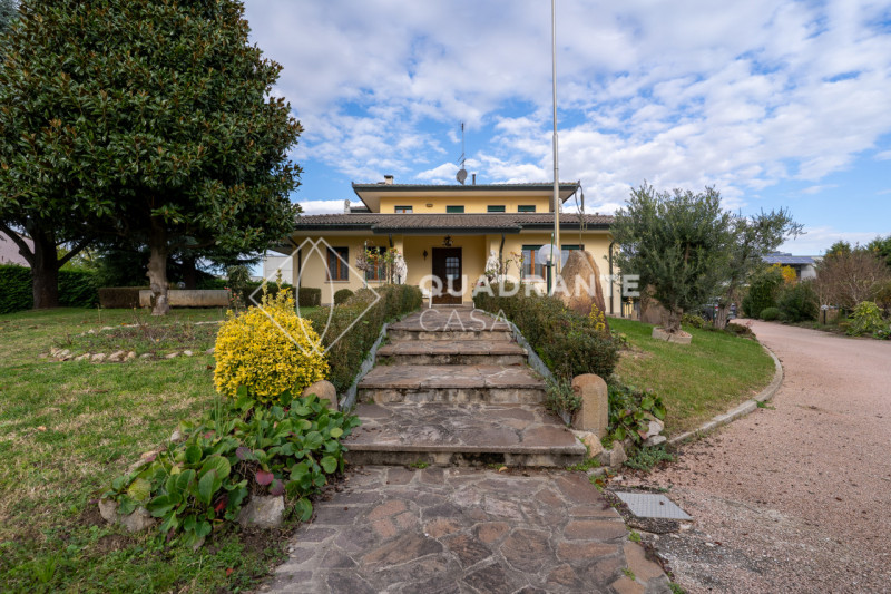 Nel comune di Pernumia, proponiamo in vendita esclusiva una villa unica. L’immobile si distingue ...