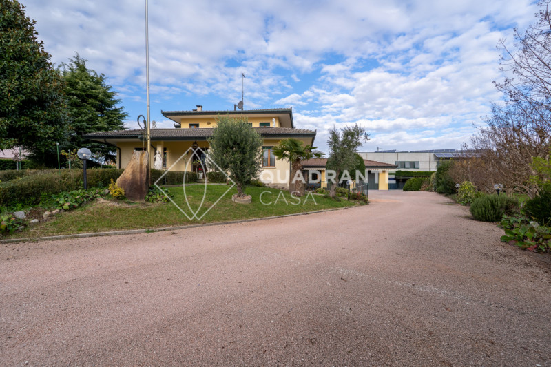 Nel comune di Pernumia, proponiamo in vendita esclusiva una villa unica. L’immobile si distingue ...