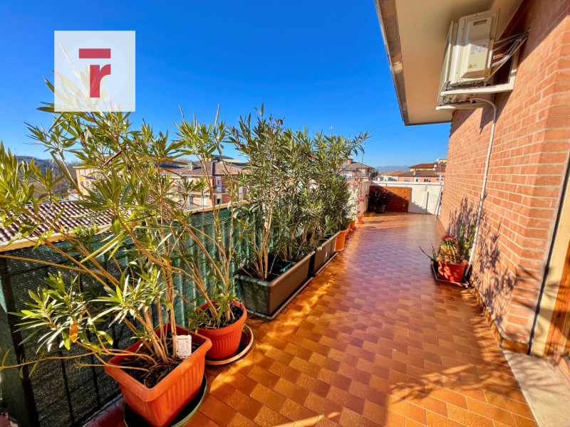 Nel cuore di Brusegana, zona Santo Stefano, appartamento al 4° e ultimo piano di una palazzina do...