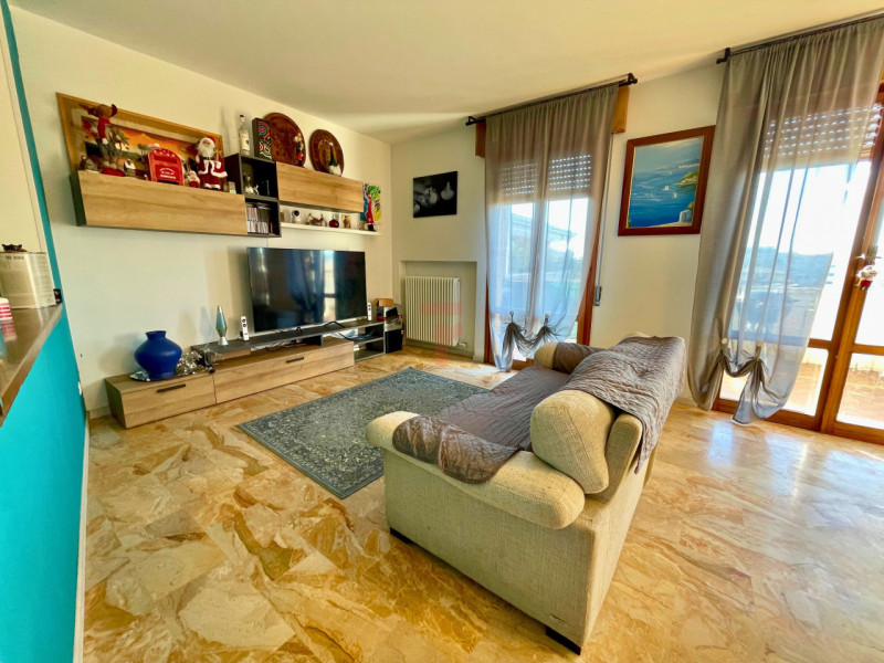 Nel cuore di Brusegana, nella ricercata zona Santo Stefano a Padova, proponiamo in vendita uno sp...