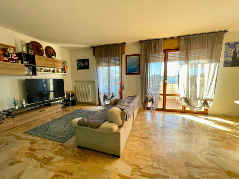 Nel cuore di Brusegana, nella ricercata zona Santo Stefano a Padova, proponiamo in vendita uno sp...