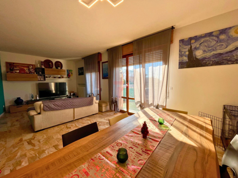 Nel cuore di Brusegana, nella ricercata zona Santo Stefano a Padova, proponiamo in vendita uno sp...