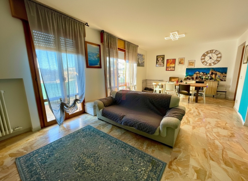 Nel cuore di Brusegana, nella ricercata zona Santo Stefano a Padova, proponiamo in vendita uno sp...