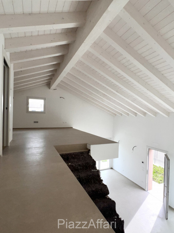 RIF. CAMP22

Proponiamo in vendita nel Comune di Campolongo Maggiore, in zona centrale a circa 40...