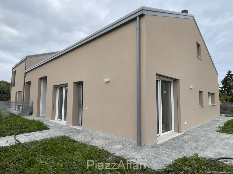 RIF. CAMP22

Proponiamo in vendita nel Comune di Campolongo Maggiore, in zona centrale a circa 40...