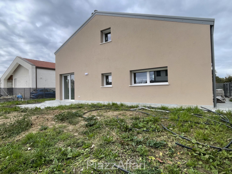 RIF. CAMP22

Proponiamo in vendita nel Comune di Campolongo Maggiore, in zona centrale a circa 40...