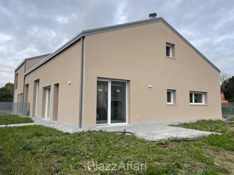 RIF. CAMP22

Proponiamo in vendita nel Comune di Campolongo Maggiore, in zona centrale a circa 40...