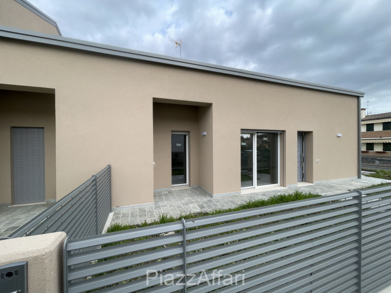 RIF. CAMP22

Proponiamo in vendita nel Comune di Campolongo Maggiore, in zona centrale a circa 40...