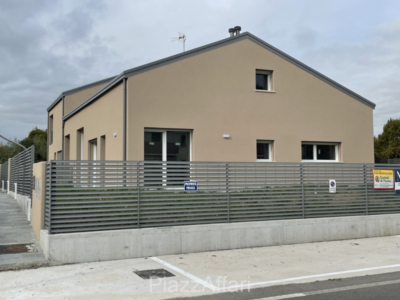 RIF. CAMP22

Proponiamo in vendita nel Comune di Campolongo Maggiore, in zona centrale a circa 40...