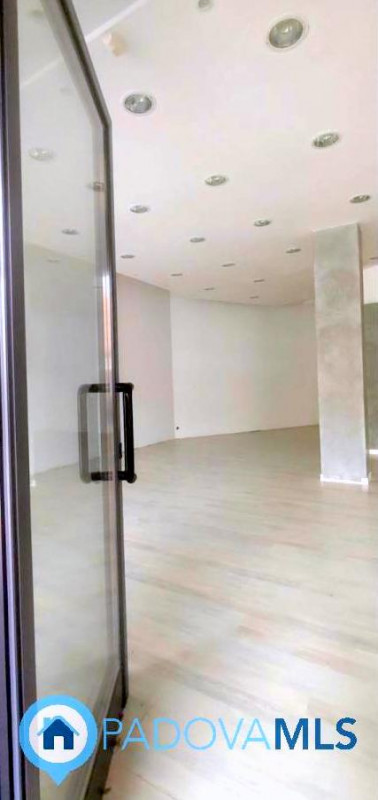 Immobile in esclusiva al Gruppo Padova MLS

in zona centralissima e di passaggio, proponiamo in v...