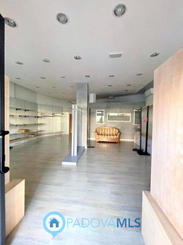 Immobile in esclusiva al Gruppo Padova MLS

in zona centralissima e di passaggio, proponiamo in v...