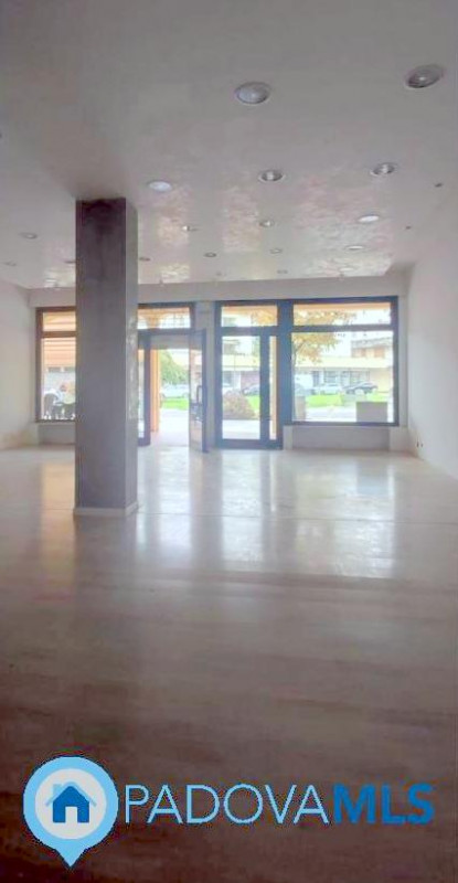 Immobile in esclusiva al Gruppo Padova MLS

in zona centralissima e di passaggio, proponiamo in v...