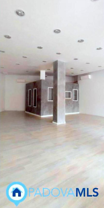 Immobile in esclusiva al Gruppo Padova MLS

in zona centralissima e di passaggio, proponiamo in v...