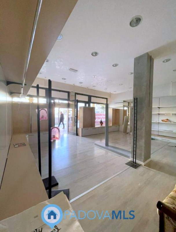 Immobile in esclusiva al Gruppo Padova MLS

in zona centralissima e di passaggio, proponiamo in v...