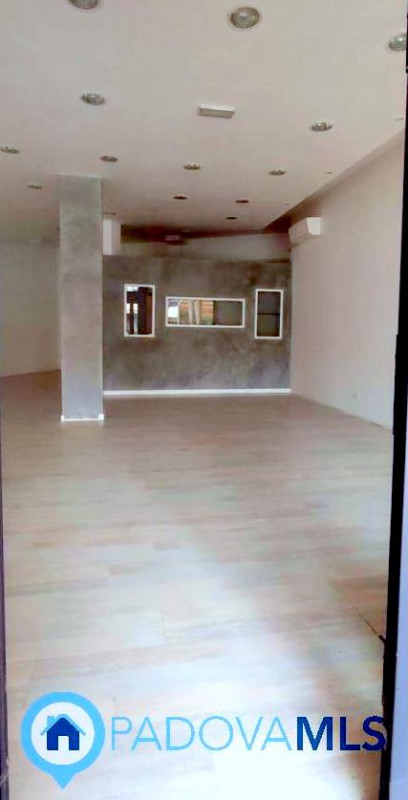 Immobile in esclusiva al Gruppo Padova MLS

in zona centralissima e di passaggio, proponiamo in v...