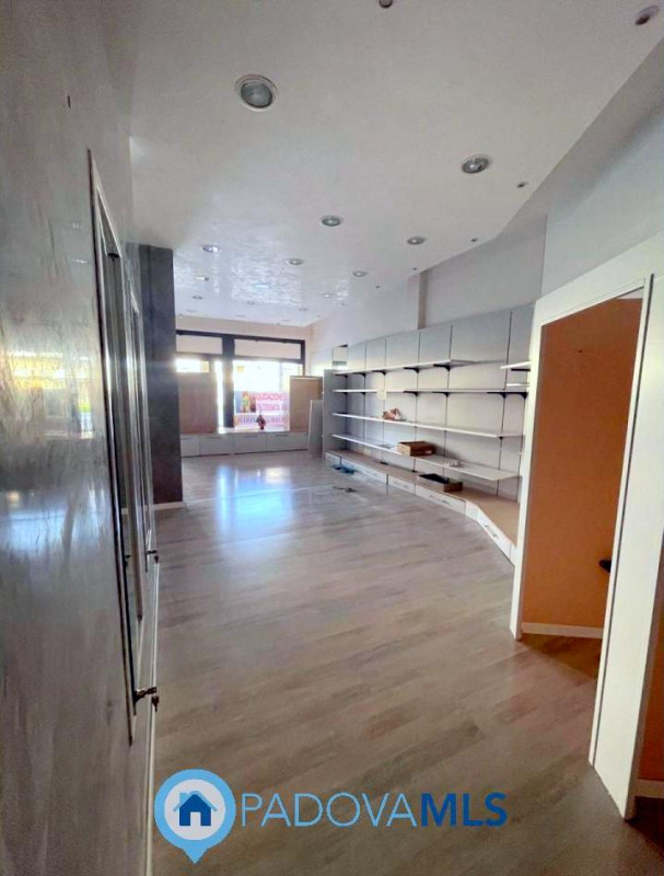 Immobile in esclusiva al Gruppo Padova MLS

in zona centralissima e di passaggio, proponiamo in v...