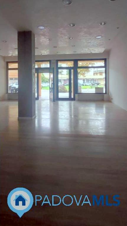 Immobile in esclusiva al Gruppo Padova MLS

in zona centralissima e di passaggio, proponiamo in v...