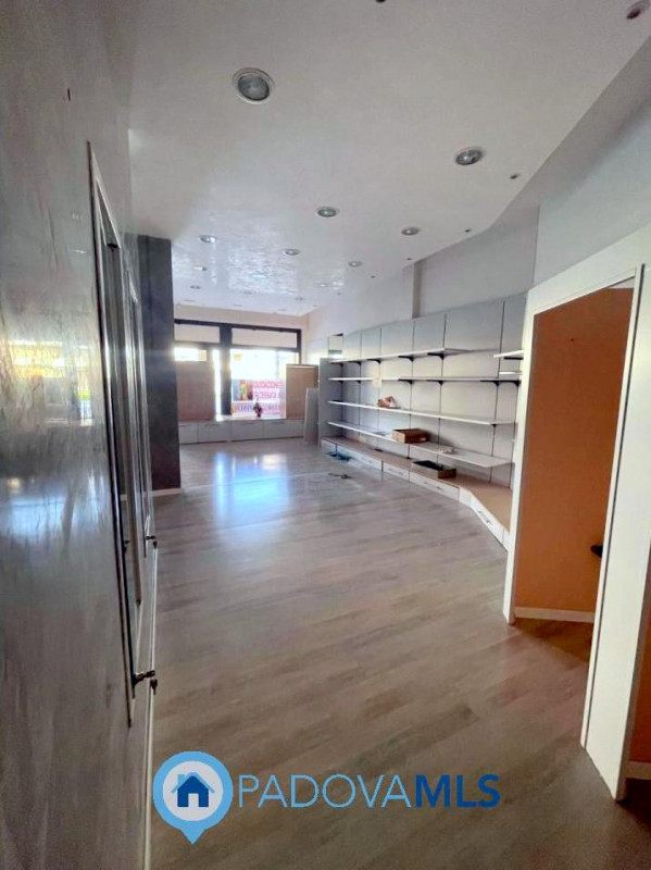 Immobile in esclusiva al Gruppo Padova MLS

in zona centralissima e di passaggio, proponiamo in v...