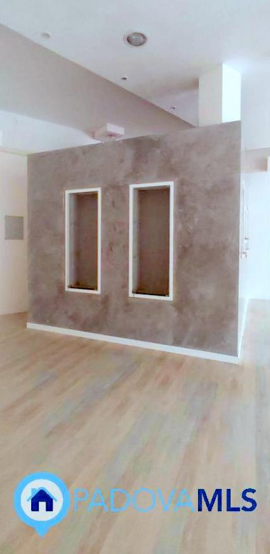 Immobile in esclusiva al Gruppo Padova MLS

in zona centralissima e di passaggio, proponiamo in v...