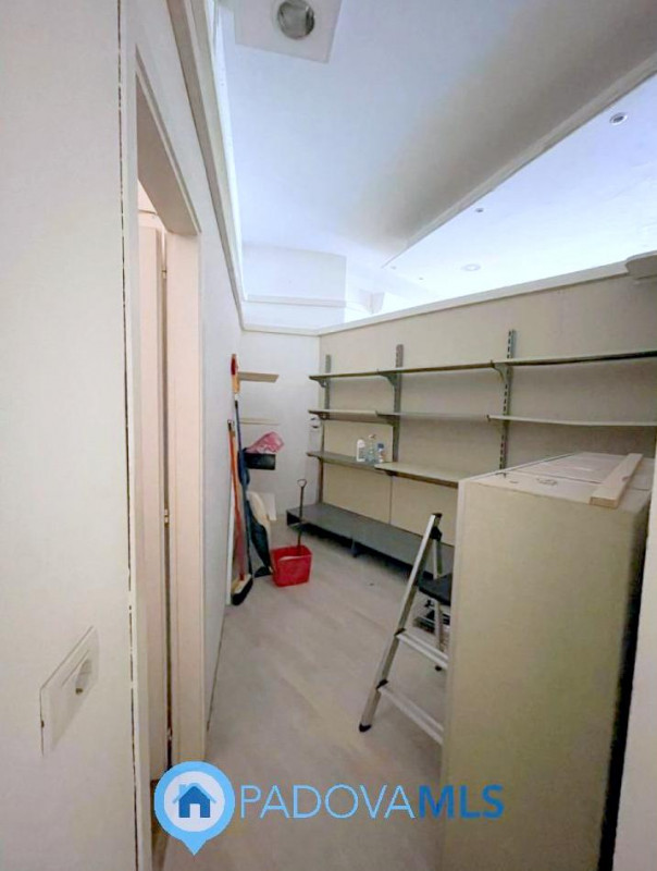 Immobile in esclusiva al Gruppo Padova MLS

in zona centralissima e di passaggio, proponiamo in v...