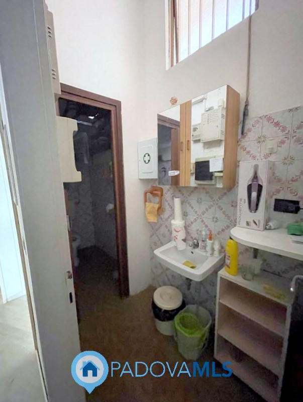 Immobile in esclusiva al Gruppo Padova MLS

in zona centralissima e di passaggio, proponiamo in v...