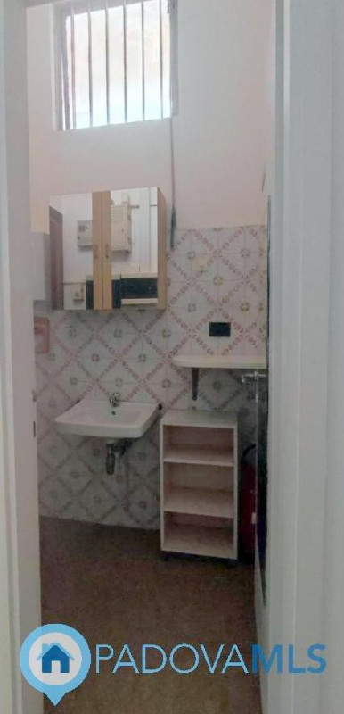 Immobile in esclusiva al Gruppo Padova MLS

in zona centralissima e di passaggio, proponiamo in v...