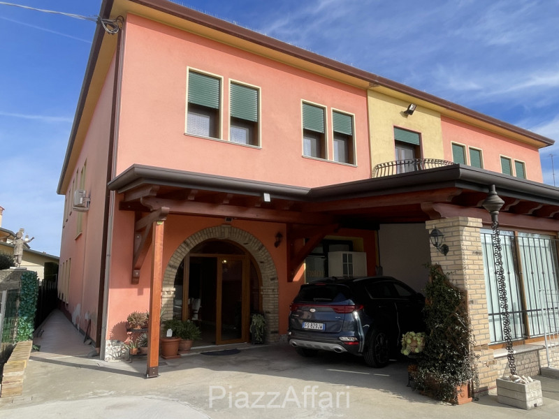 RIF. CORR32

Fabbricato atipico in centro del paese di Correzzola nella via principale a 200 m da...