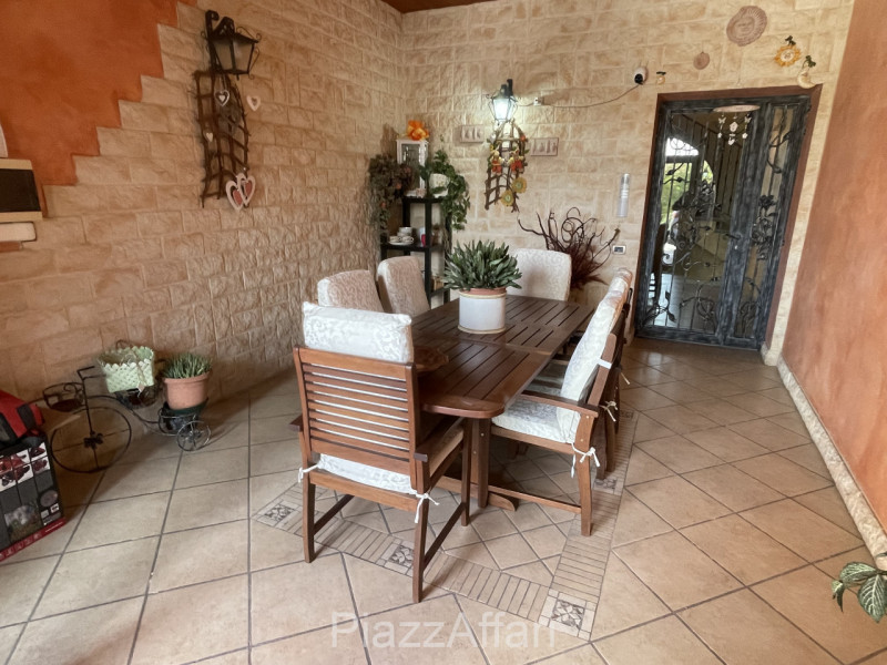 RIF. CORR32

Fabbricato atipico in centro del paese di Correzzola nella via principale a 200 m da...