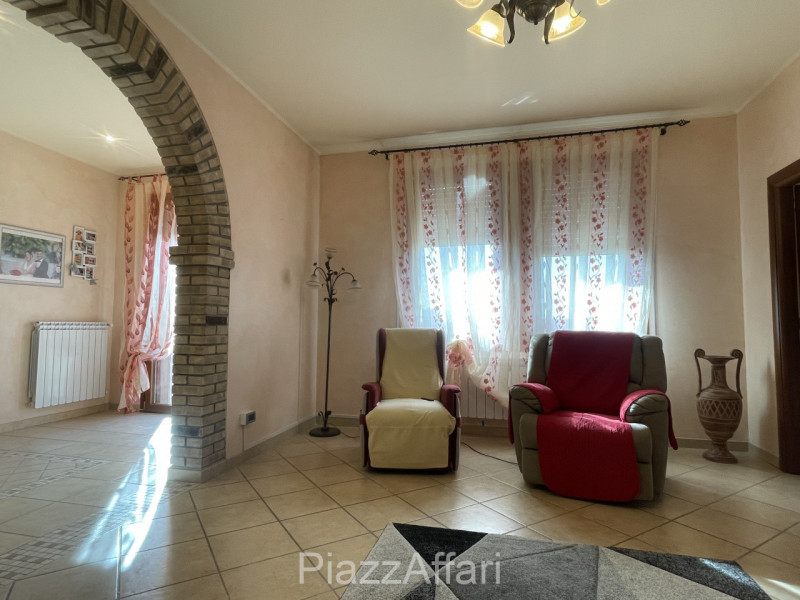 RIF. CORR32

Fabbricato atipico in centro del paese di Correzzola nella via principale a 200 m da...