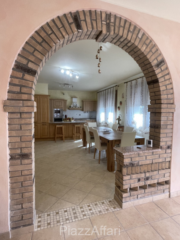 RIF. CORR32

Fabbricato atipico in centro del paese di Correzzola nella via principale a 200 m da...