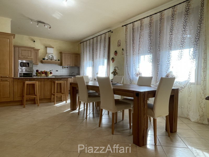 RIF. CORR32

Fabbricato atipico in centro del paese di Correzzola nella via principale a 200 m da...